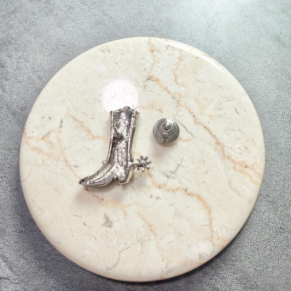 Vintage Avon Lapel Pin Western Cowboy Silver Tone Floral Pattern Boot Spur - Picture 5 of 5